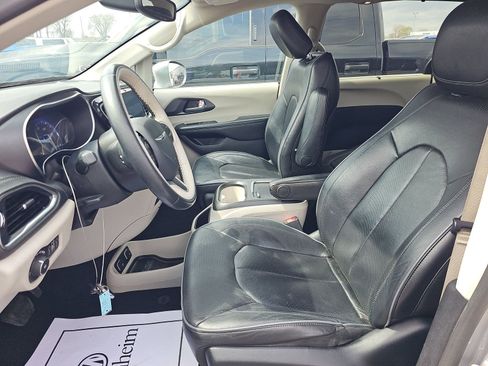 Used 2020 Chrysler Pacifica Limited image 12
