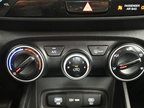 Certified 2025 Hyundai Venue SE image 30