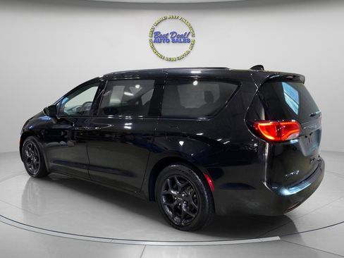 Used 2018 Chrysler Pacifica Touring-L w/ Premium Audio Group FWD image 3