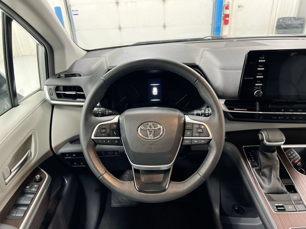 Used 2023 Toyota Sienna XLE AWD/4WD image 11