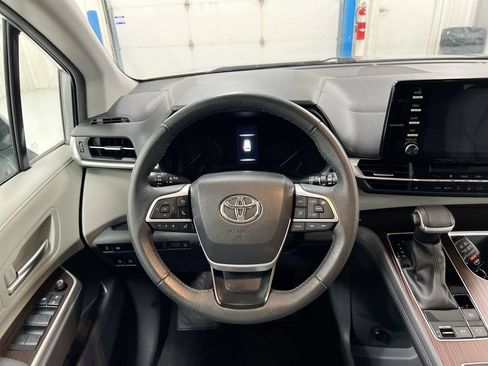 Used 2023 Toyota Sienna XLE AWD/4WD image 11