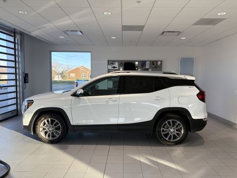 Used 2023 GMC Terrain SLT image 2