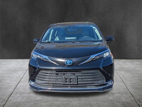 Used 2024 Toyota Sienna XLE image 9