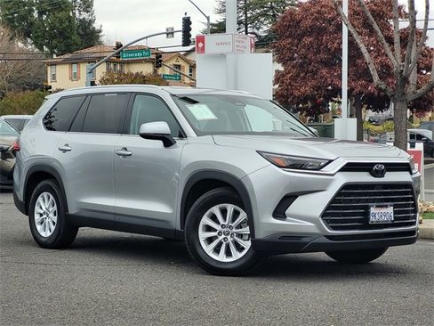Certified 2024 Toyota Grand Highlander XLE image 2