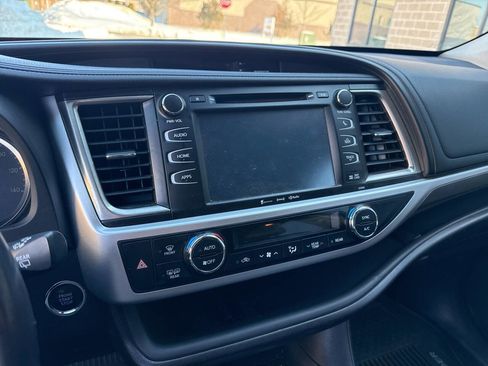 Used 2019 Toyota Highlander SE image 39