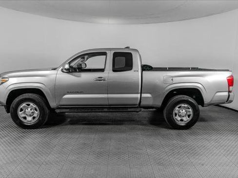 Used 2017 Toyota Tacoma SR5 RWD image 3