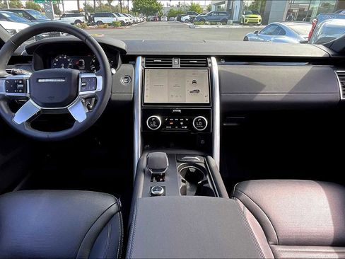 Used 2025 Land Rover Discovery S image 18