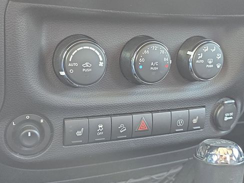 Used 2017 Jeep Wrangler Unlimited Rubicon w/ Connectivity Group image 17