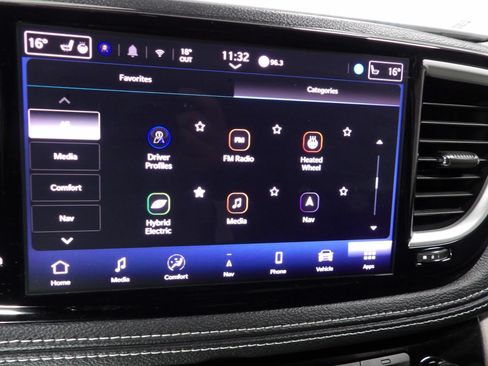 Used 2024 Chrysler Pacifica Limited FWD image 32