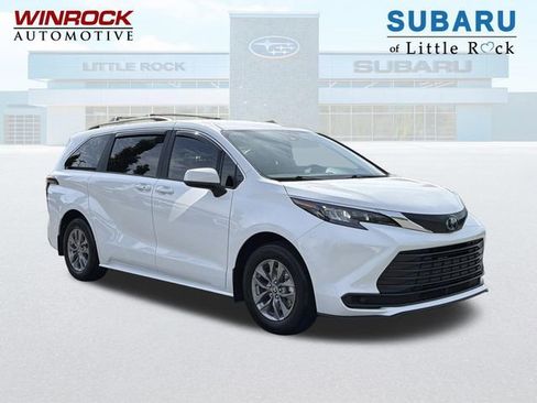 Used 2025 Toyota Sienna LE FWD image 1