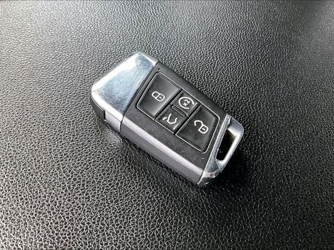 Used 2022 Volkswagen Atlas Cross Sport SE image 11