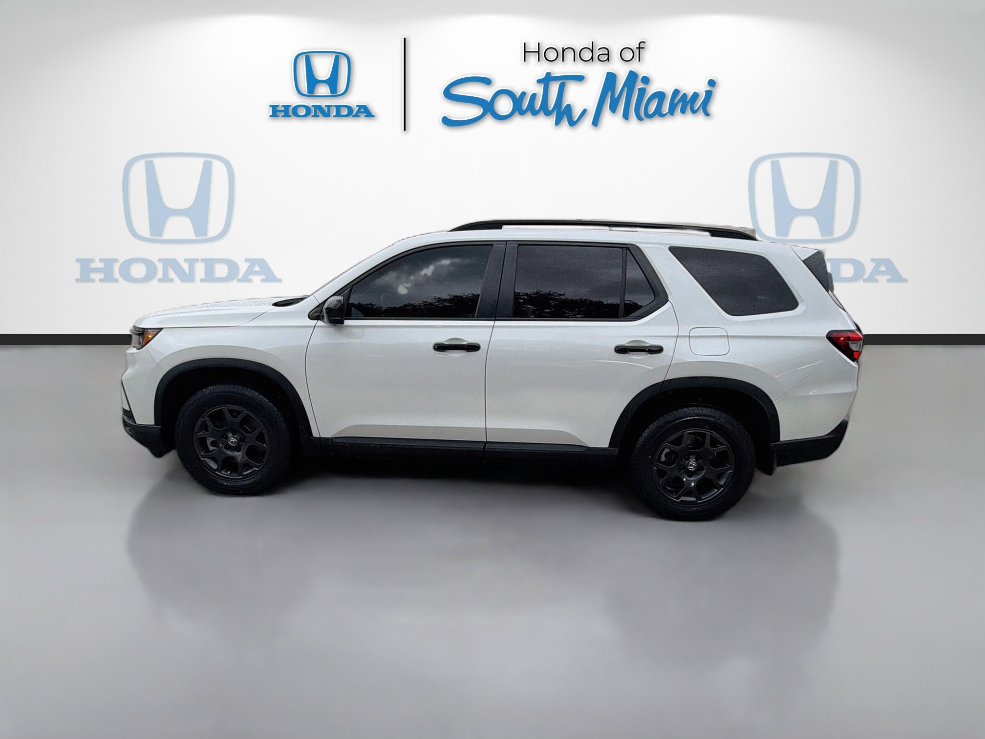 Used 2025 Honda Pilot TrailSport image 4