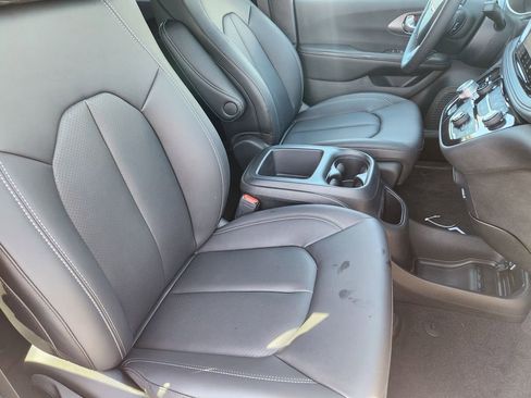 New 2026 Chrysler Pacifica Select AWD/4WD image 12
