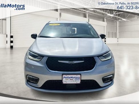 Used 2024 Chrysler Pacifica Touring-L FWD image 7