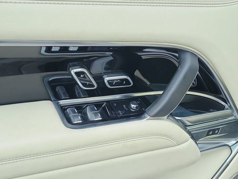 Certified 2025 Land Rover Range Rover Autobiography AWD/4WD image 24