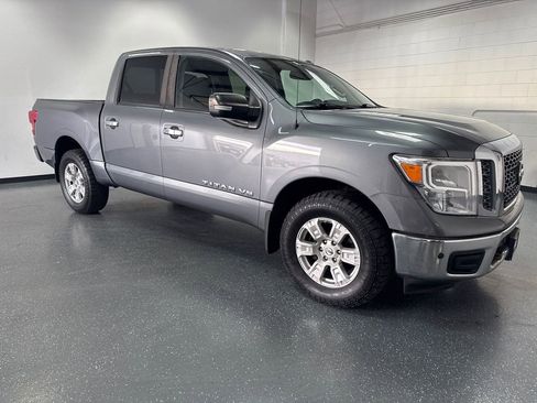 Used 2018 Nissan Titan SV w/ SV Convenience Package image 2