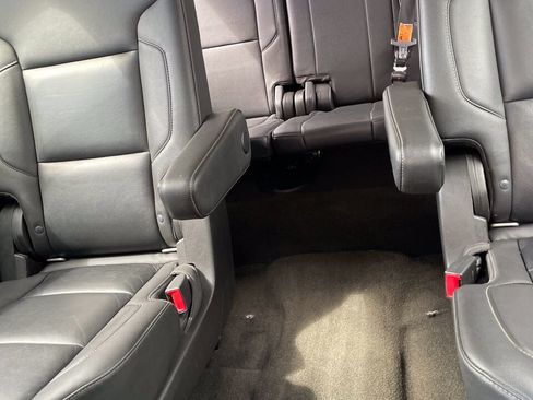 Used 2018 Chevrolet Suburban LT RWD image 11