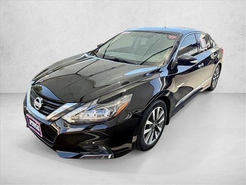 Used 2017 Nissan Altima 2.5 SL w/ Technology Package FWD image 2