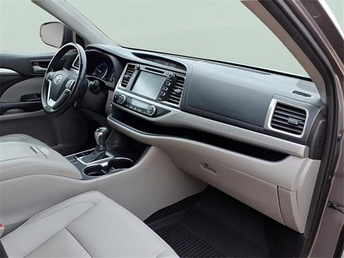 Used 2019 Toyota Highlander XLE image 21