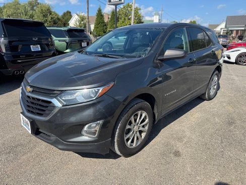 Used 2019 Chevrolet Equinox LS w/ LS Convenience Package AWD/4WD image 2