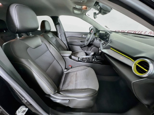 Used 2025 Chevrolet Trax LT FWD image 37
