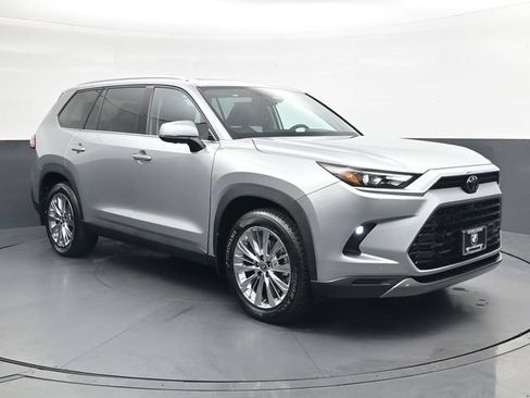 Used 2024 Toyota Grand Highlander AWD image 2