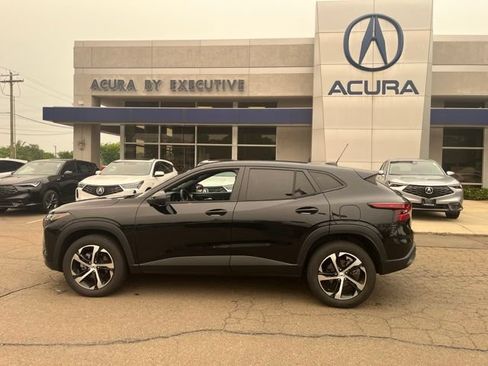 Used 2024 Chevrolet Trax RS w/ Driver Confidence Package FWD image 3