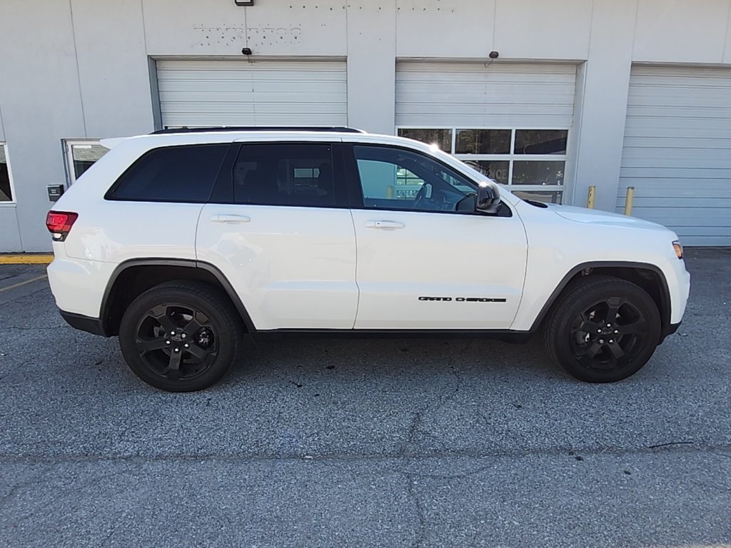 Used 2018 Jeep Grand Cherokee Laredo AWD/4WD image 2