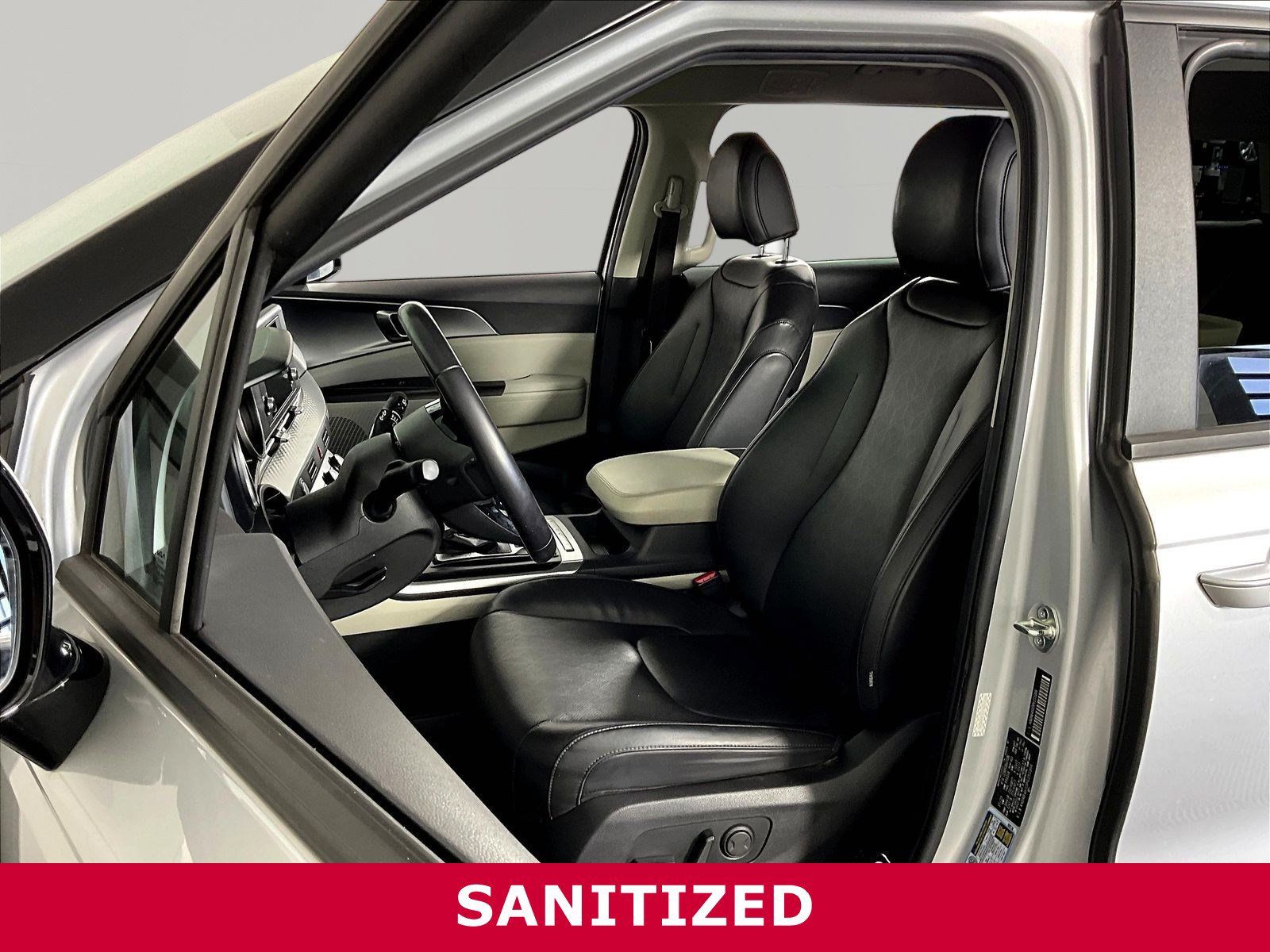 Used 2023 Kia Carnival LX FWD image 20