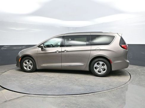 Used 2017 Chrysler Pacifica Touring-L Plus image 4