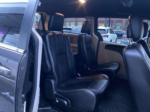 Used 2017 Dodge Grand Caravan SXT image 18