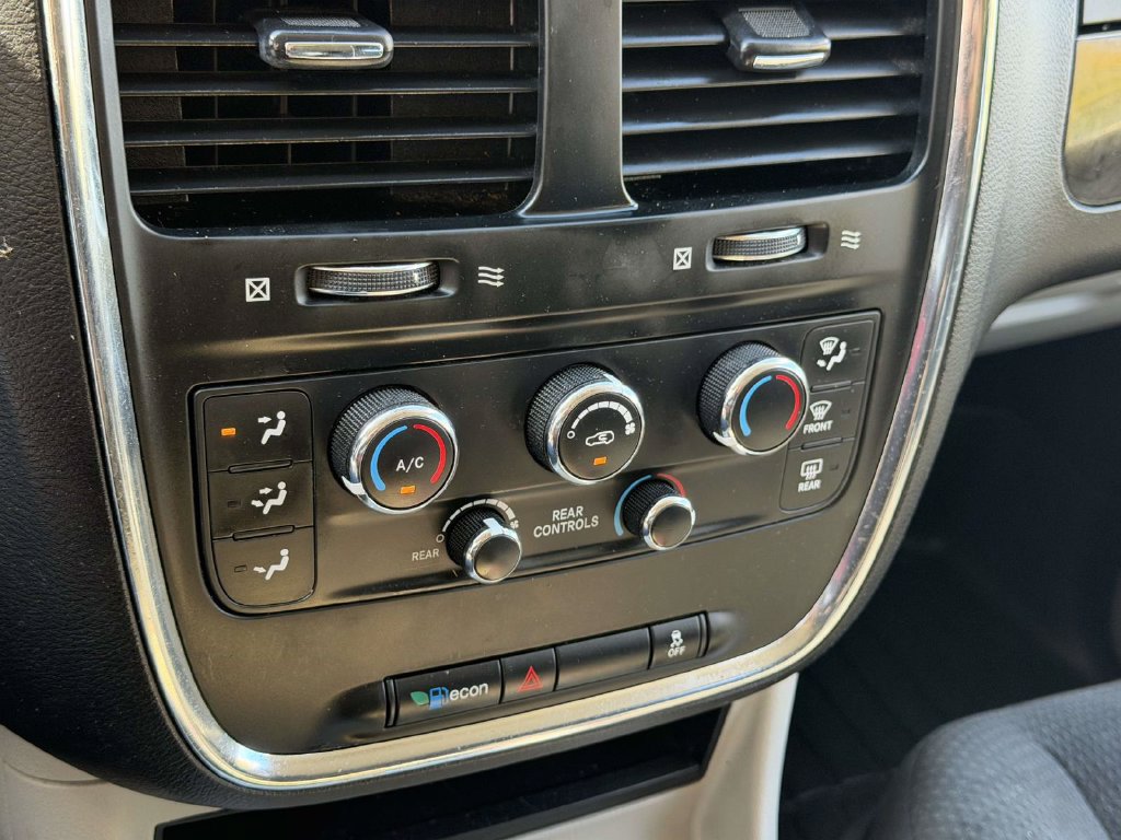 Used 2016 Dodge Grand Caravan SXT w/ UConnect Hands-Free Group FWD image 4