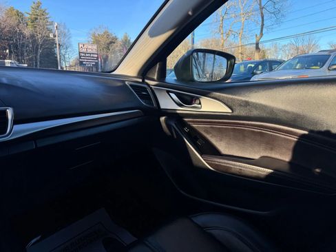 Used 2017 MAZDA MAZDA3 Touring image 23