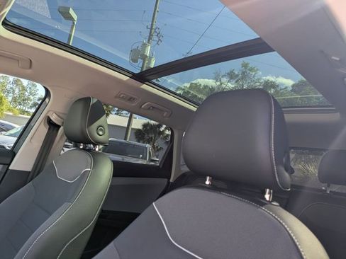Used 2023 Volkswagen Taos SE w/ Panoramic Sunroof Package FWD image 26