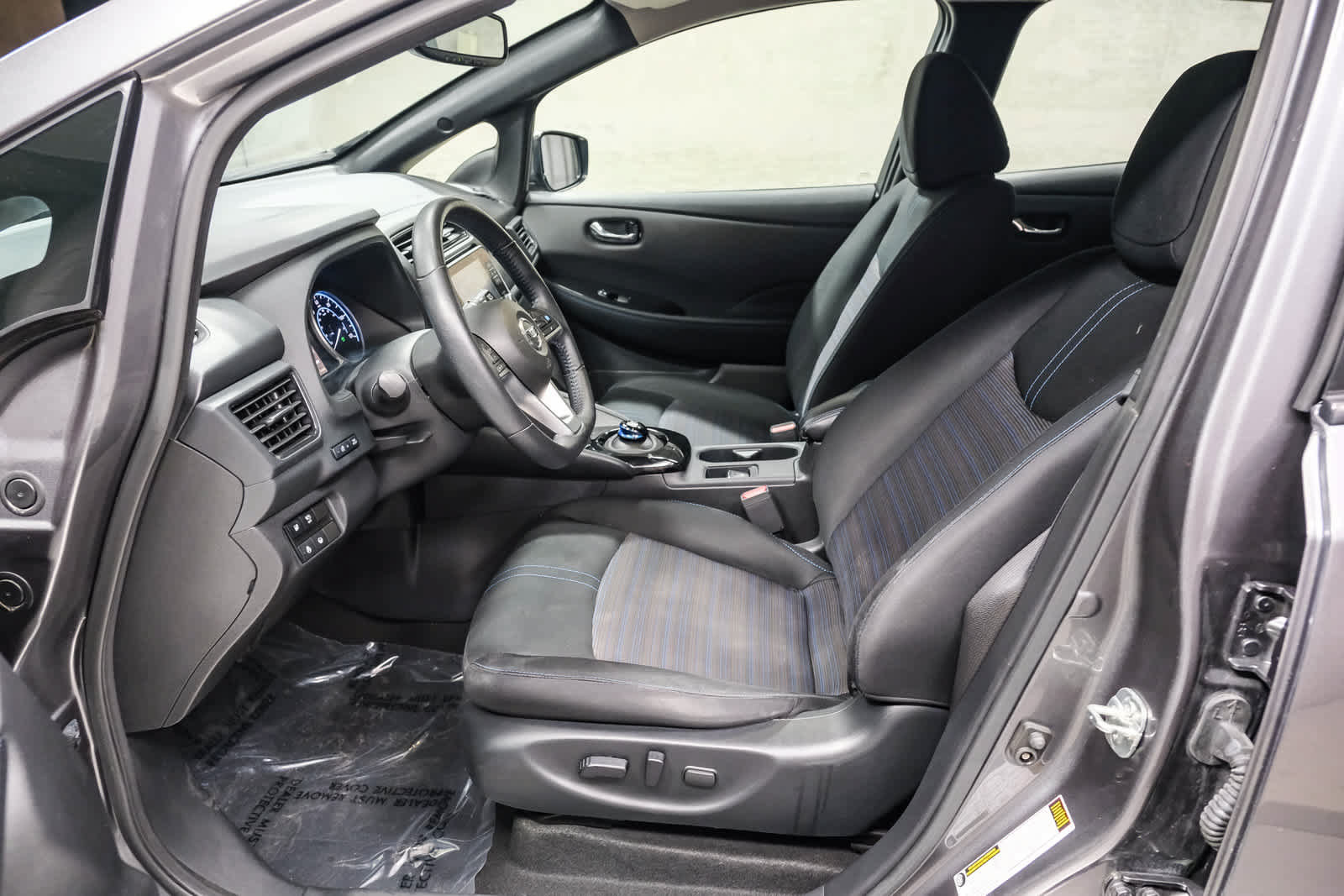 Used 2020 Nissan Leaf SV w/ SV Technology Package FWD image 20