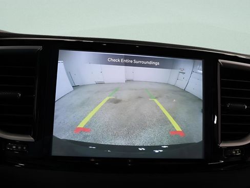 Used 2025 Chrysler Pacifica Select image 12