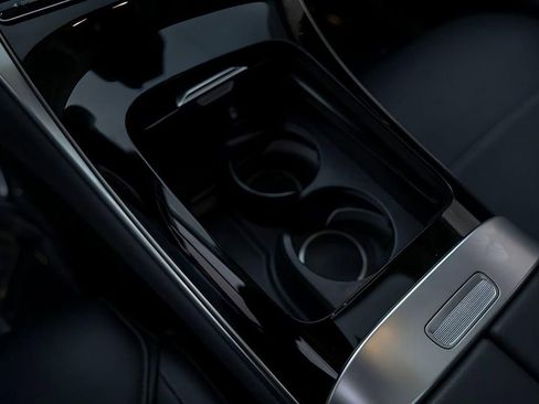 Used 2025 Mercedes-Benz GLC 350e 4MATIC w/ Driver Assistance Package image 26
