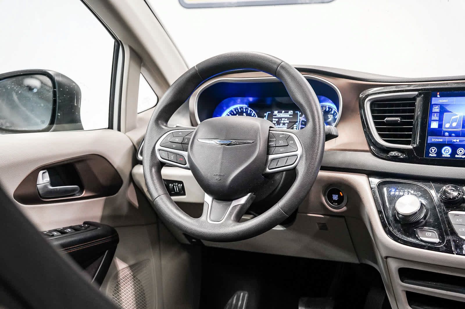 Used 2017 Chrysler Pacifica Touring FWD image 15