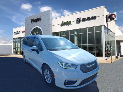 Used 2023 Chrysler Pacifica Touring-L image 1