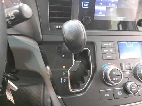 Used 2015 Toyota Sienna L image 17