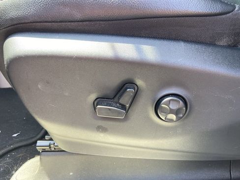 Used 2022 Chrysler Pacifica Touring-L w/ Uconnect Theater Family Group FWD image 17