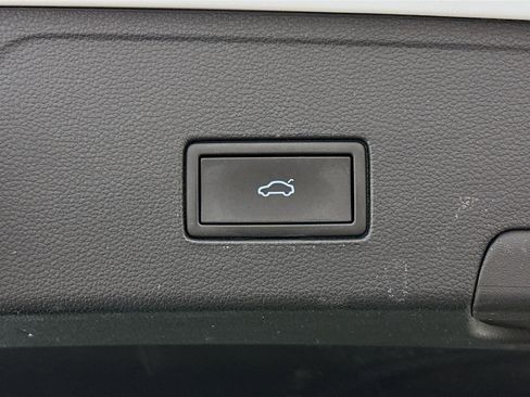 Used 2022 Volkswagen Atlas Cross Sport SE image 30