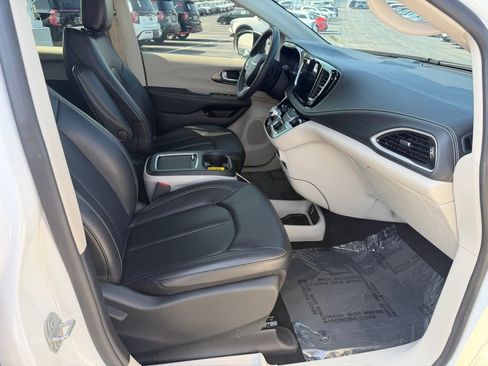 Used 2023 Chrysler Pacifica Touring-L FWD image 32