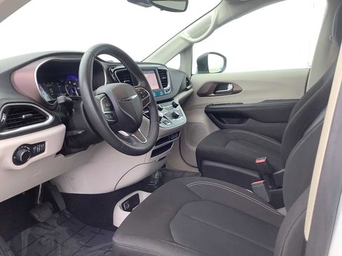 Used 2023 Chrysler Voyager LX FWD image 3