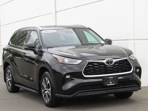 Used 2024 Toyota Highlander XLE AWD/4WD image 2