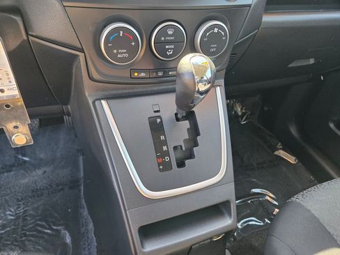 Used 2012 MAZDA MAZDA5 Touring w/ Moonroof & Audio Pkg FWD image 21