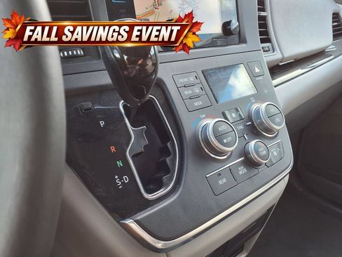 Used 2017 Toyota Sienna XLE Premium FWD image 23