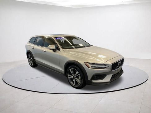 Certified 2025 Volvo V60 B5 Cross Country Plus image 1