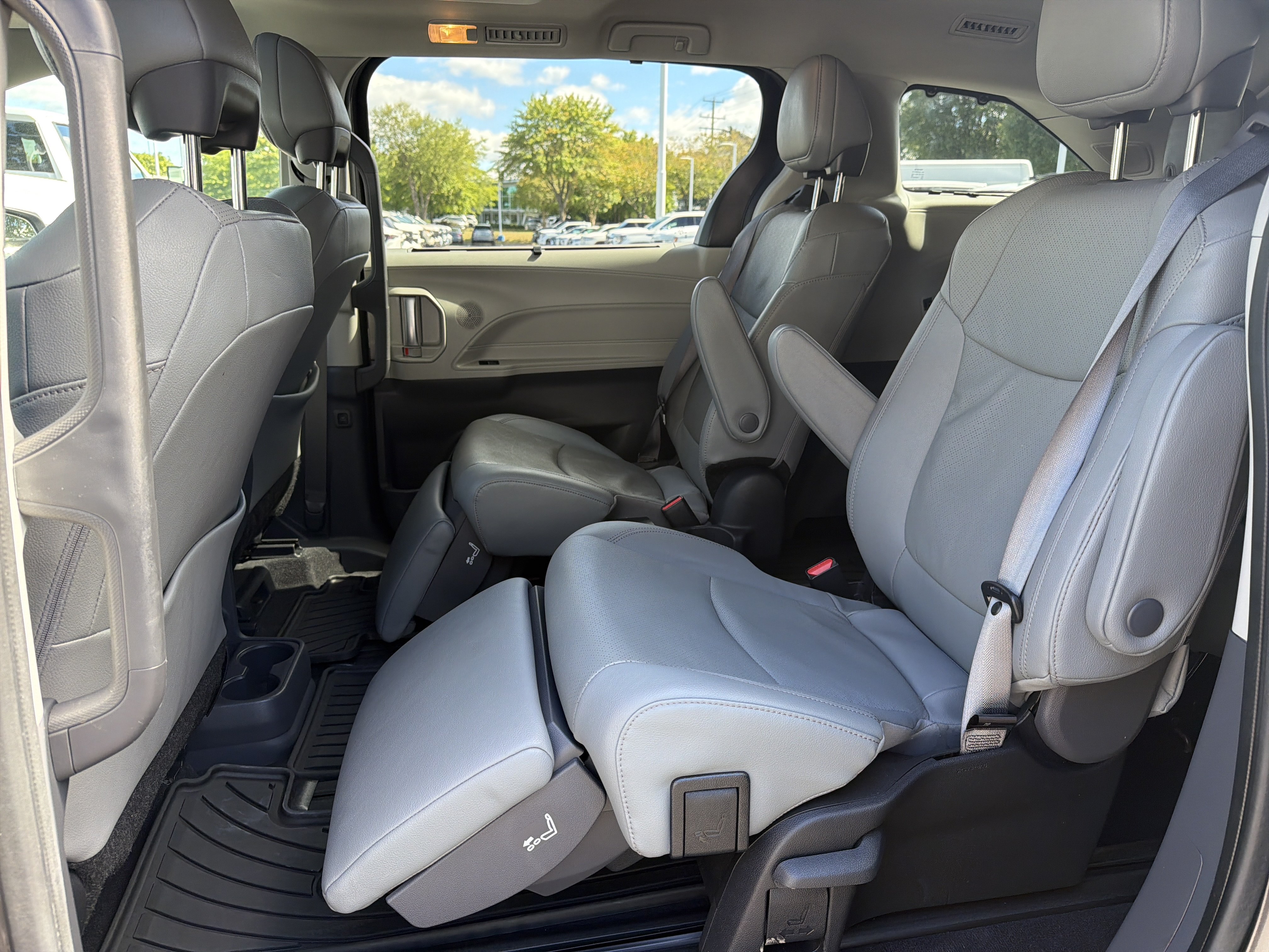 Used 2024 Toyota Sienna Limited AWD/4WD image 32