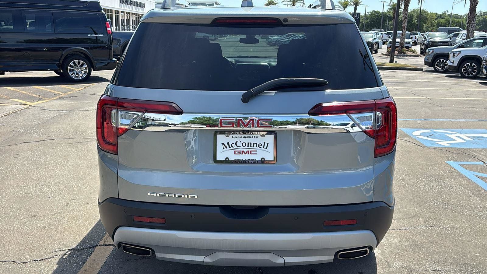Certified 2023 GMC Acadia SLE w/ Driver Convenience Package FWD image 6